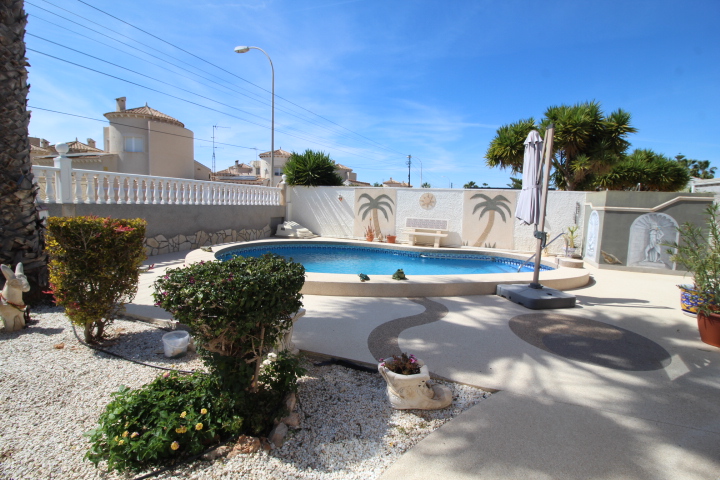 Chalet independiente en urbanización San Luis, Torrevieja.