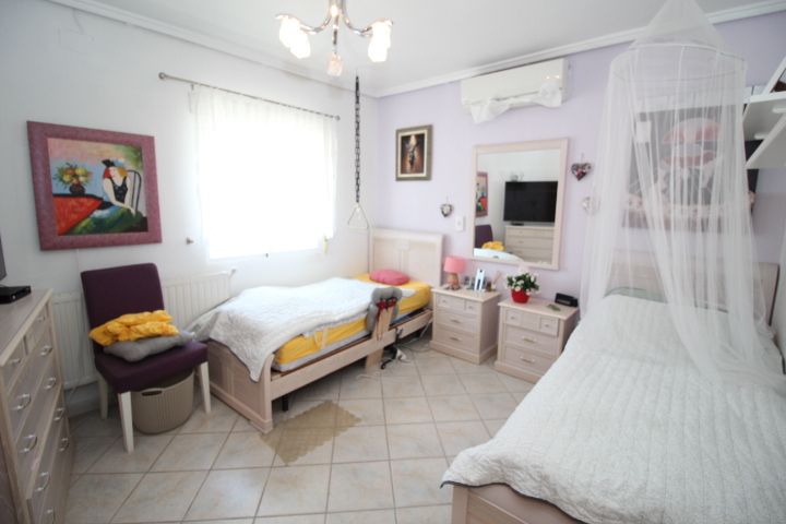 Chalet independiente en urbanización San Luis, Torrevieja.