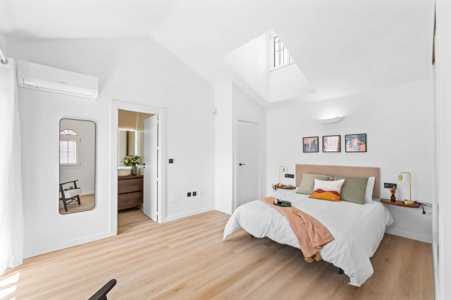 Renovado Chalet Semiadosado en Villamartin PAU 26