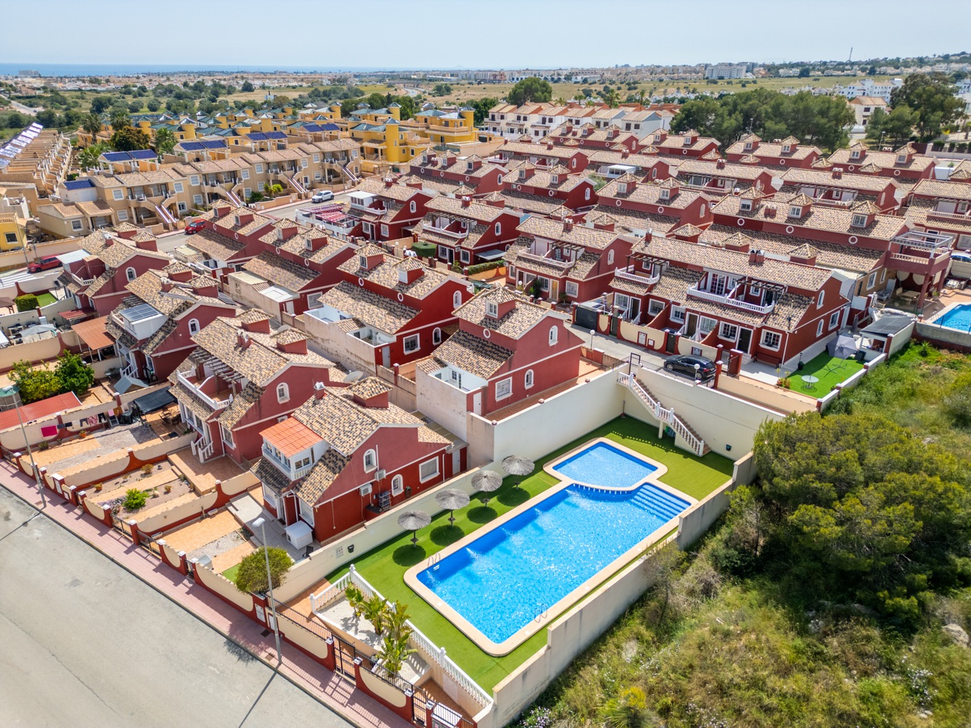 Renovado Chalet Semiadosado en Villamartin PAU 26