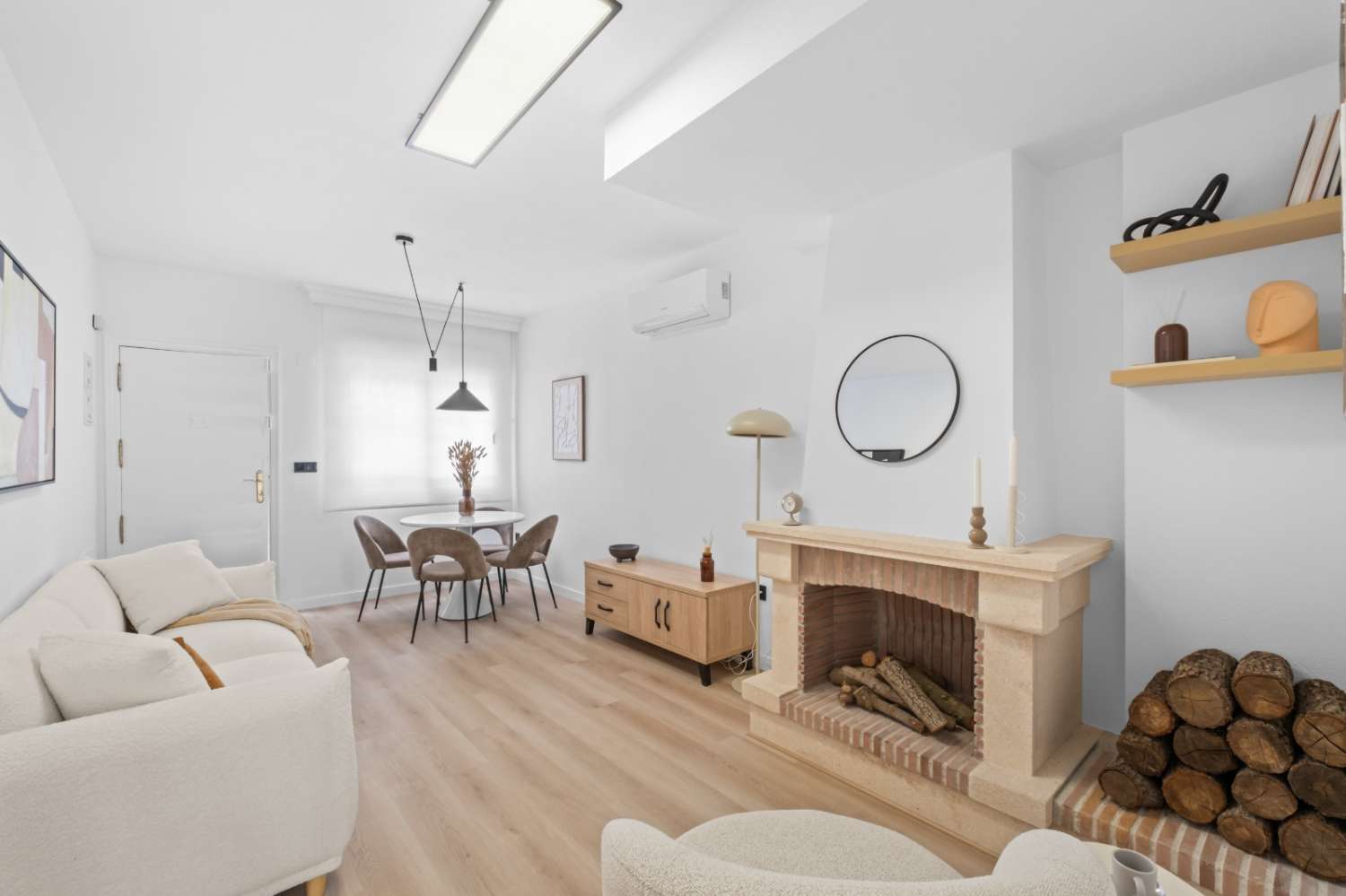 Renovado Chalet Semiadosado en Villamartin PAU 26