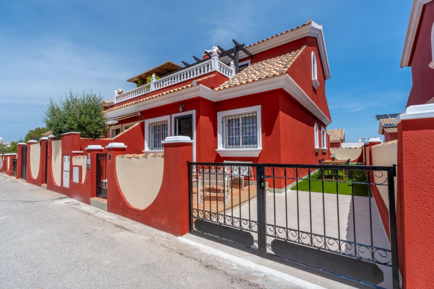 Renovado Chalet Semiadosado en Villamartin PAU 26
