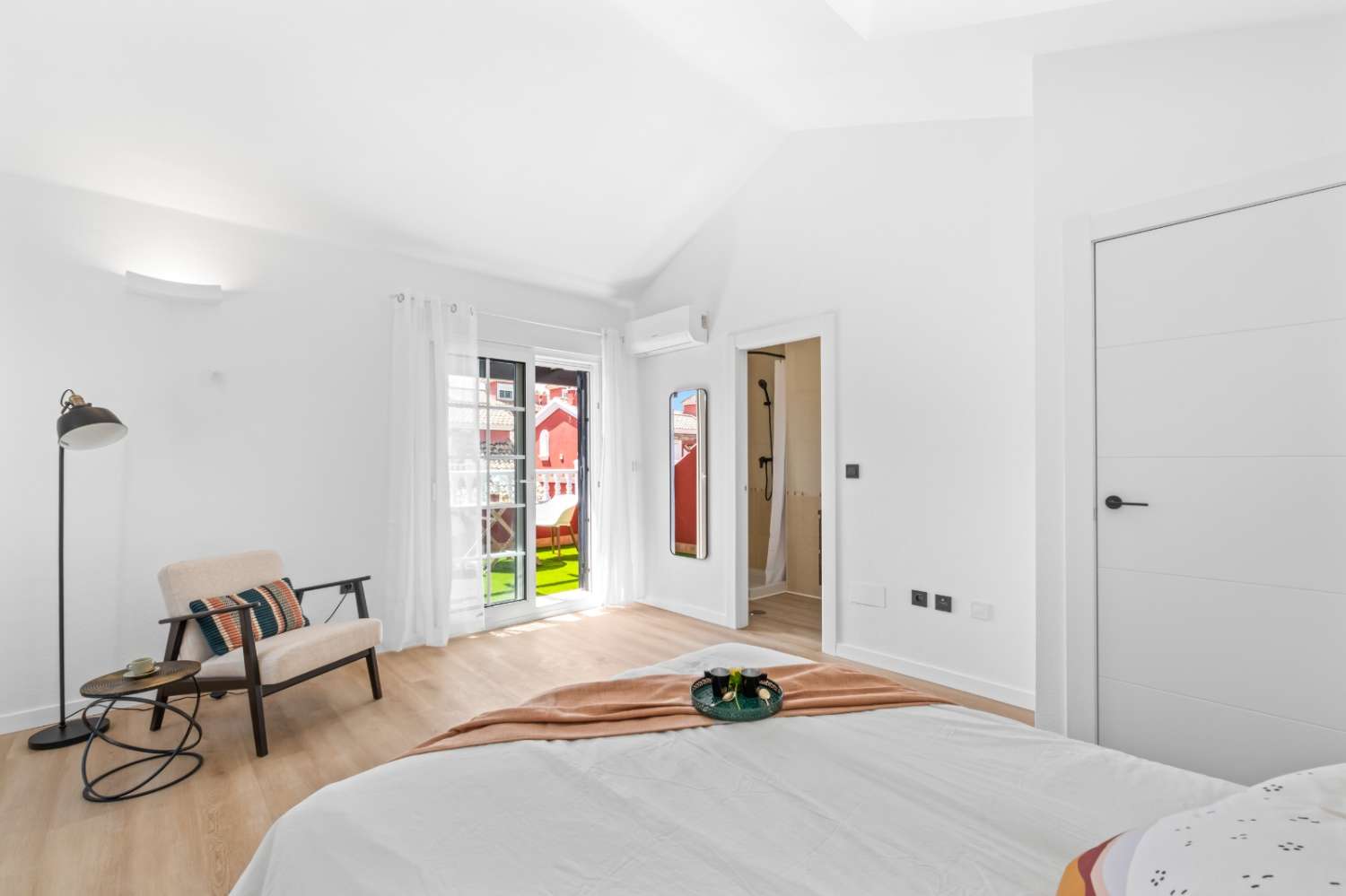 Renovado Chalet Semiadosado en Villamartin PAU 26