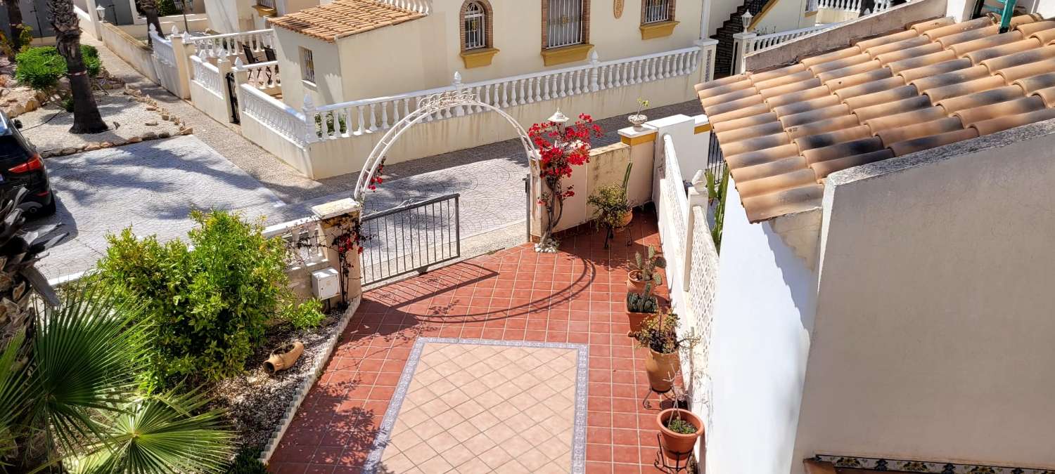 Fantástico bungalow en planta baja ubicado en una de las zonas residenciales más demandadas de Playa Flamenca.