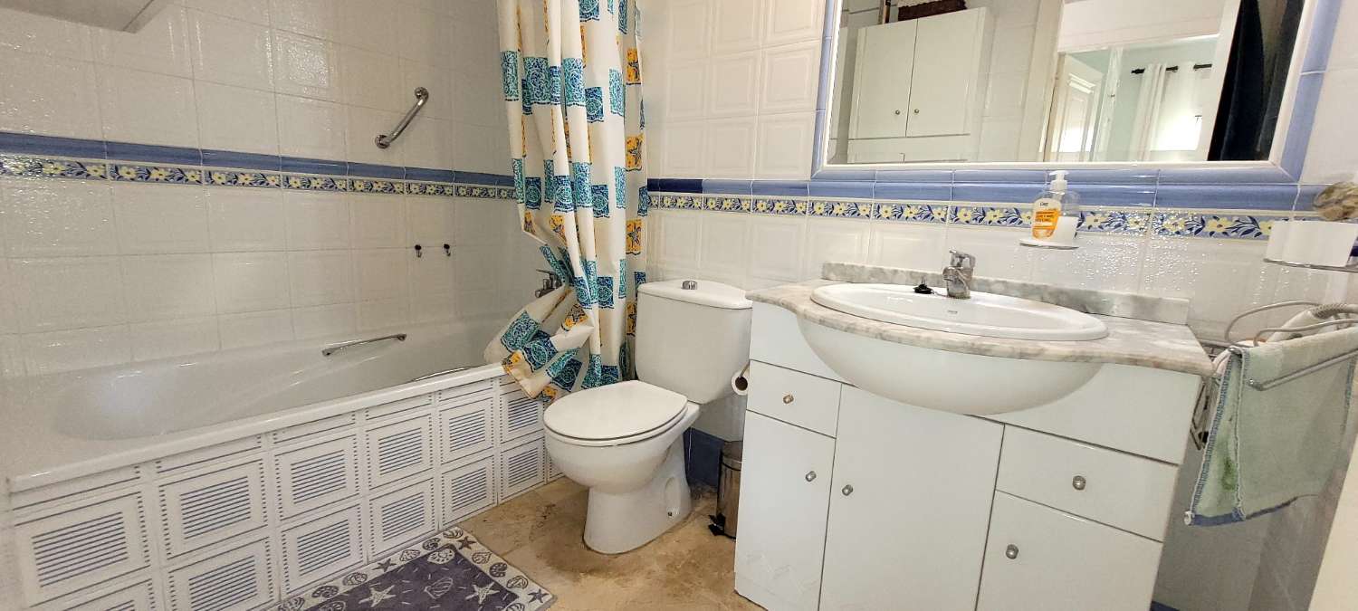 Fantástico bungalow en planta baja ubicado en una de las zonas residenciales más demandadas de Playa Flamenca.