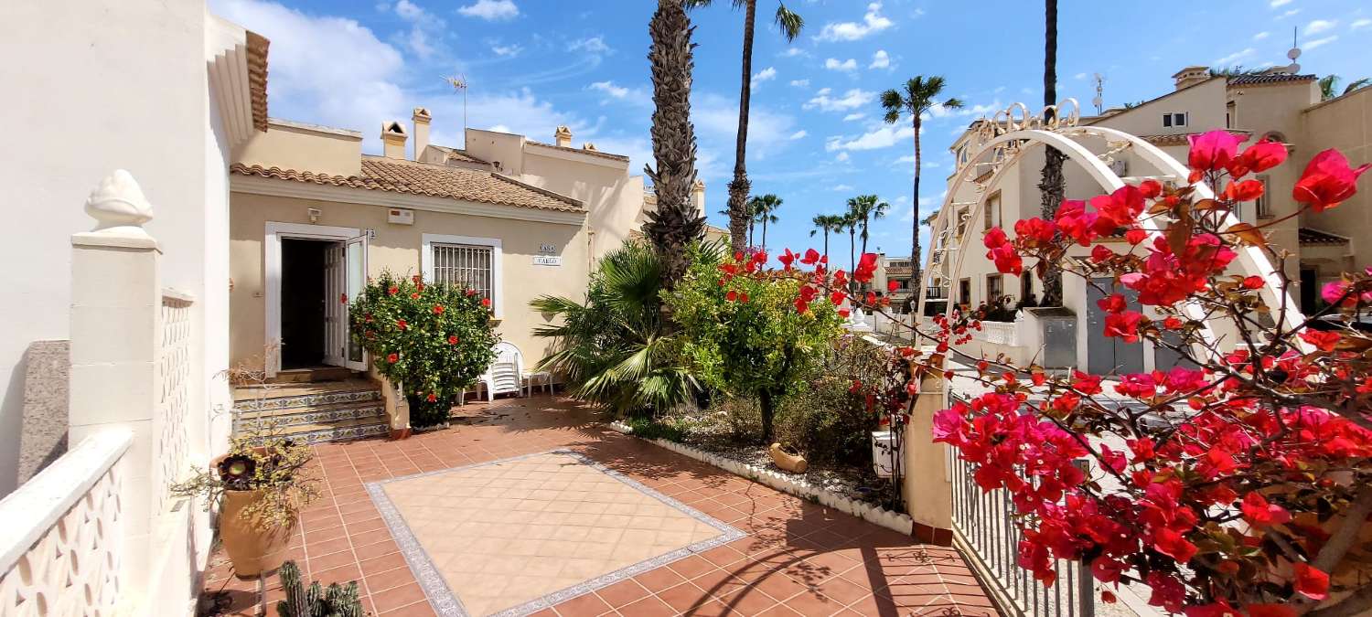 Fantástico bungalow en planta baja ubicado en una de las zonas residenciales más demandadas de Playa Flamenca.