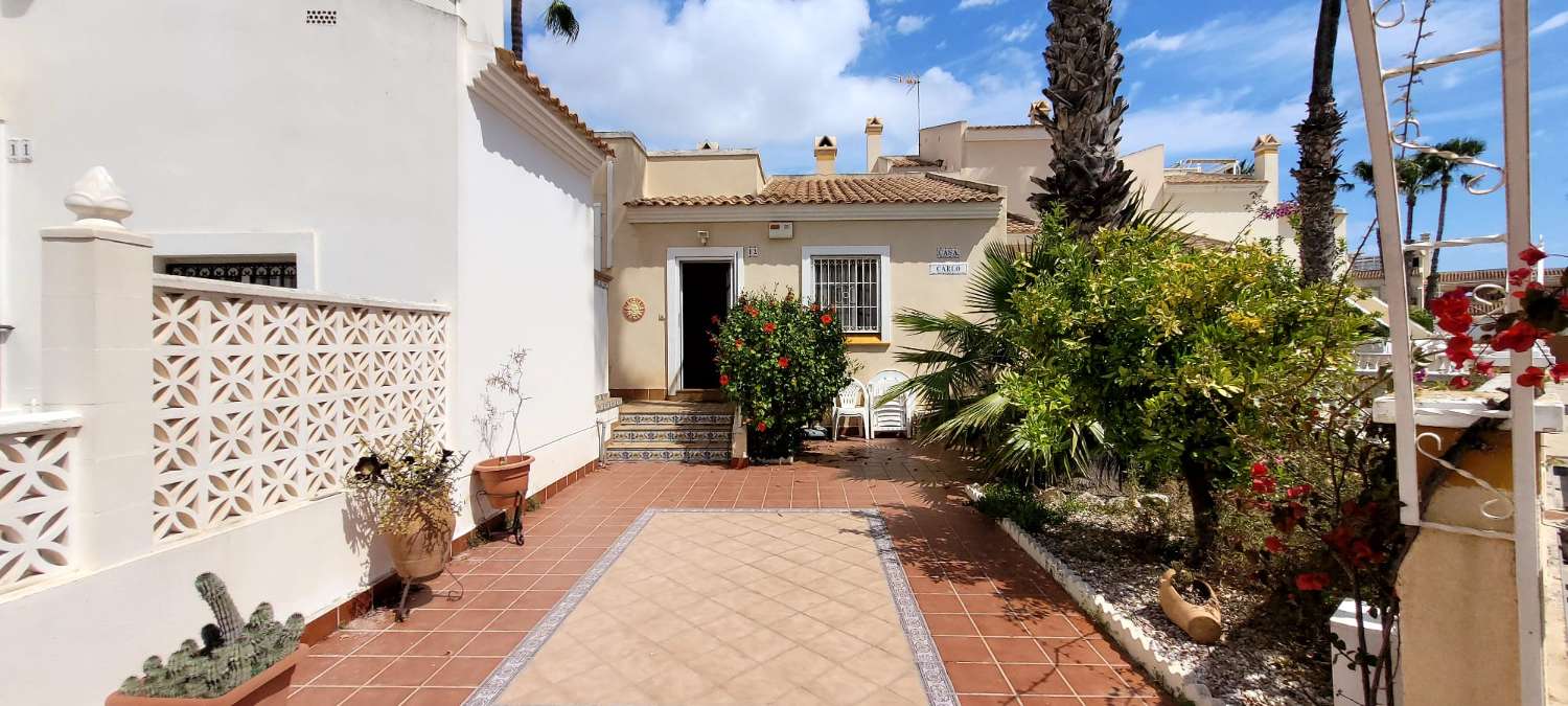 Fantástico bungalow en planta baja ubicado en una de las zonas residenciales más demandadas de Playa Flamenca.