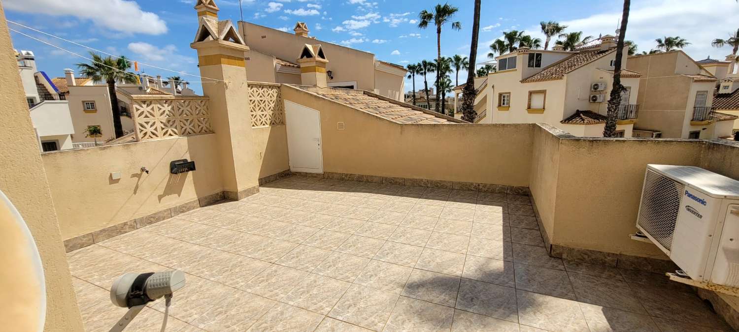 Fantástico bungalow en planta baja ubicado en una de las zonas residenciales más demandadas de Playa Flamenca.