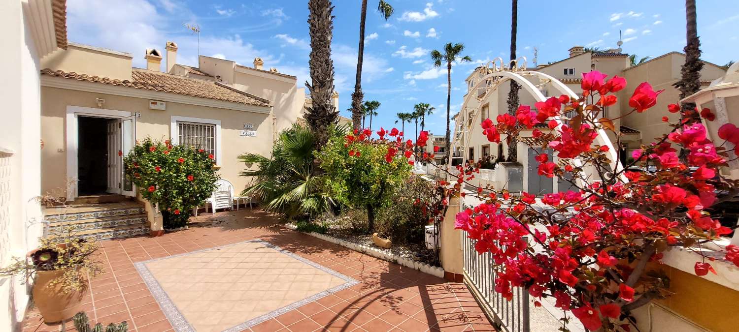 Fantástico bungalow en planta baja ubicado en una de las zonas residenciales más demandadas de Playa Flamenca.