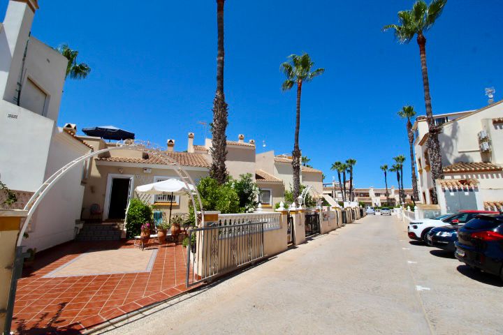 Fantástico bungalow en planta baja ubicado en una de las zonas residenciales más demandadas de Playa Flamenca.