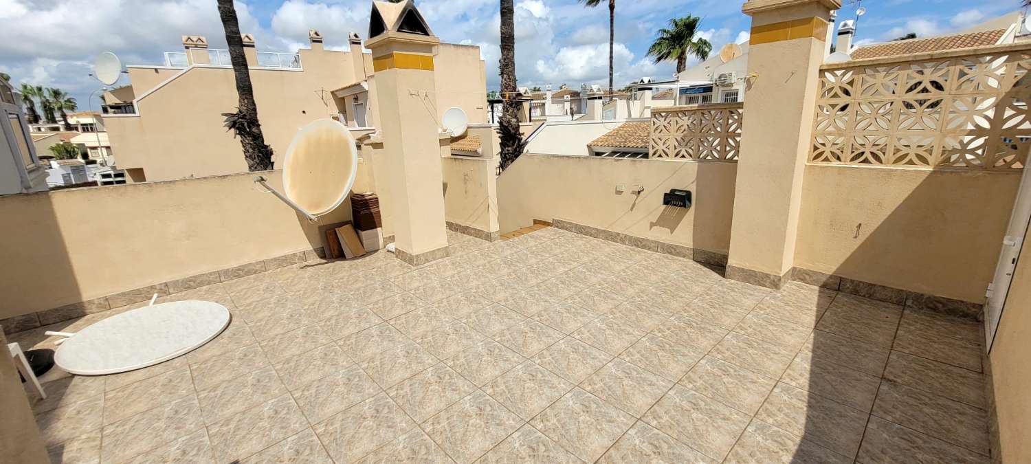 Fantástico bungalow en planta baja ubicado en una de las zonas residenciales más demandadas de Playa Flamenca.