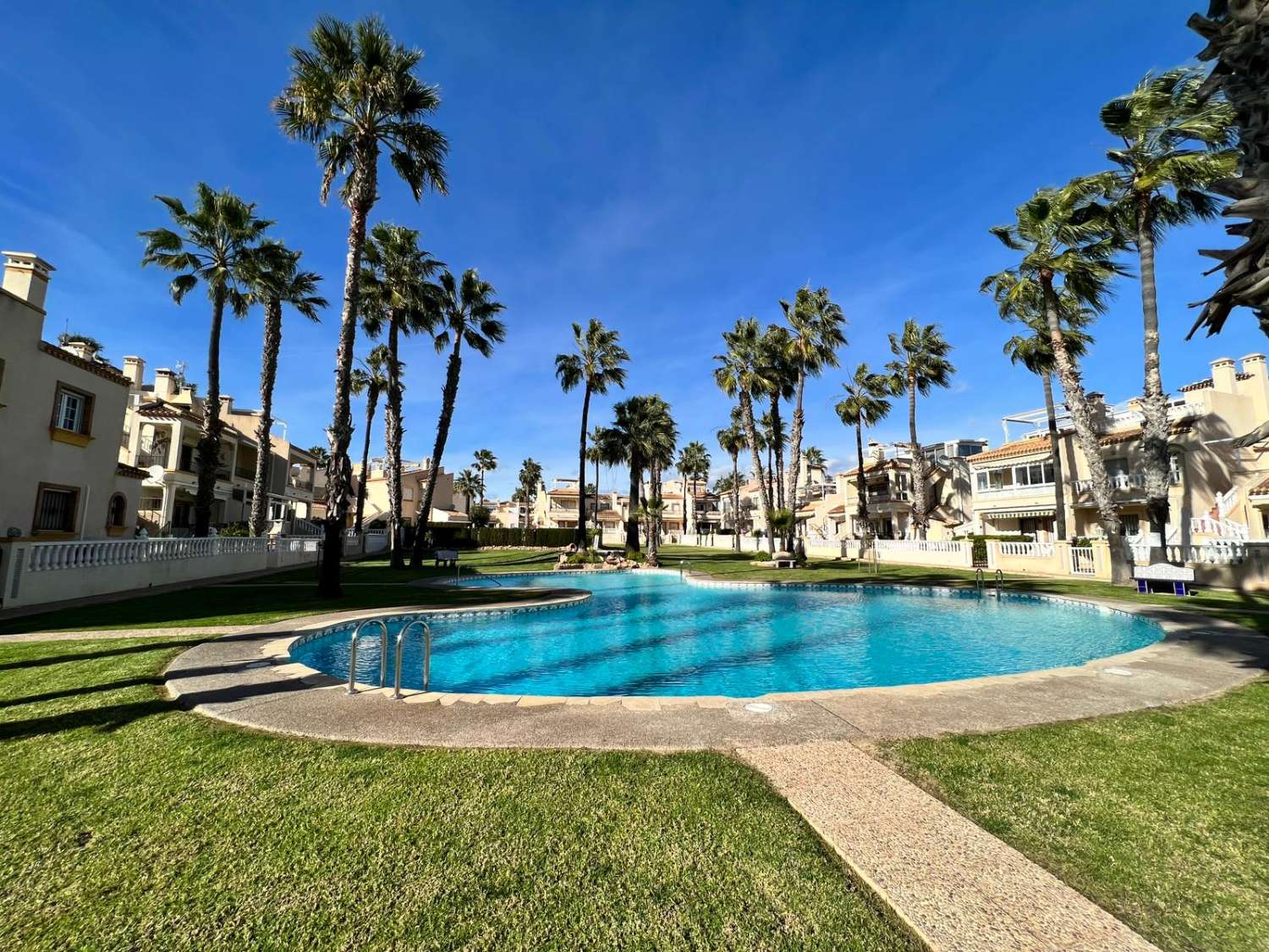 Fantástico bungalow en planta baja ubicado en una de las zonas residenciales más demandadas de Playa Flamenca.