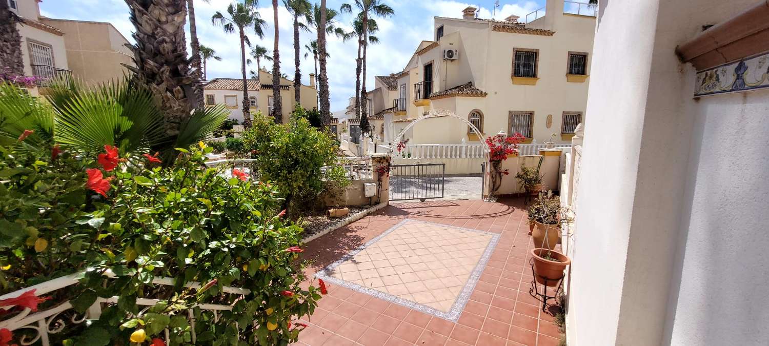 Fantástico bungalow en planta baja ubicado en una de las zonas residenciales más demandadas de Playa Flamenca.