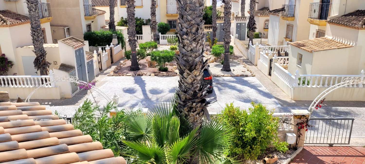 Fantástico bungalow en planta baja ubicado en una de las zonas residenciales más demandadas de Playa Flamenca.