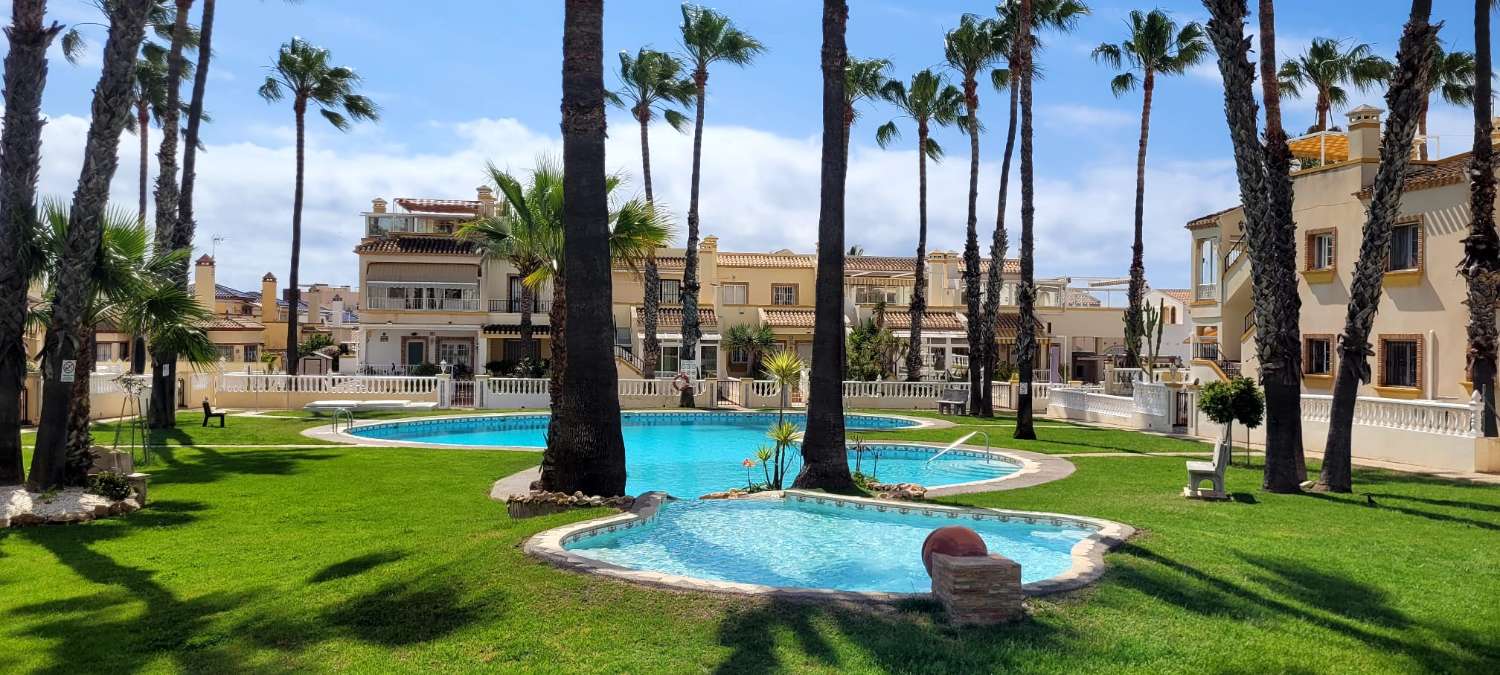 Fantástico bungalow en planta baja ubicado en una de las zonas residenciales más demandadas de Playa Flamenca.