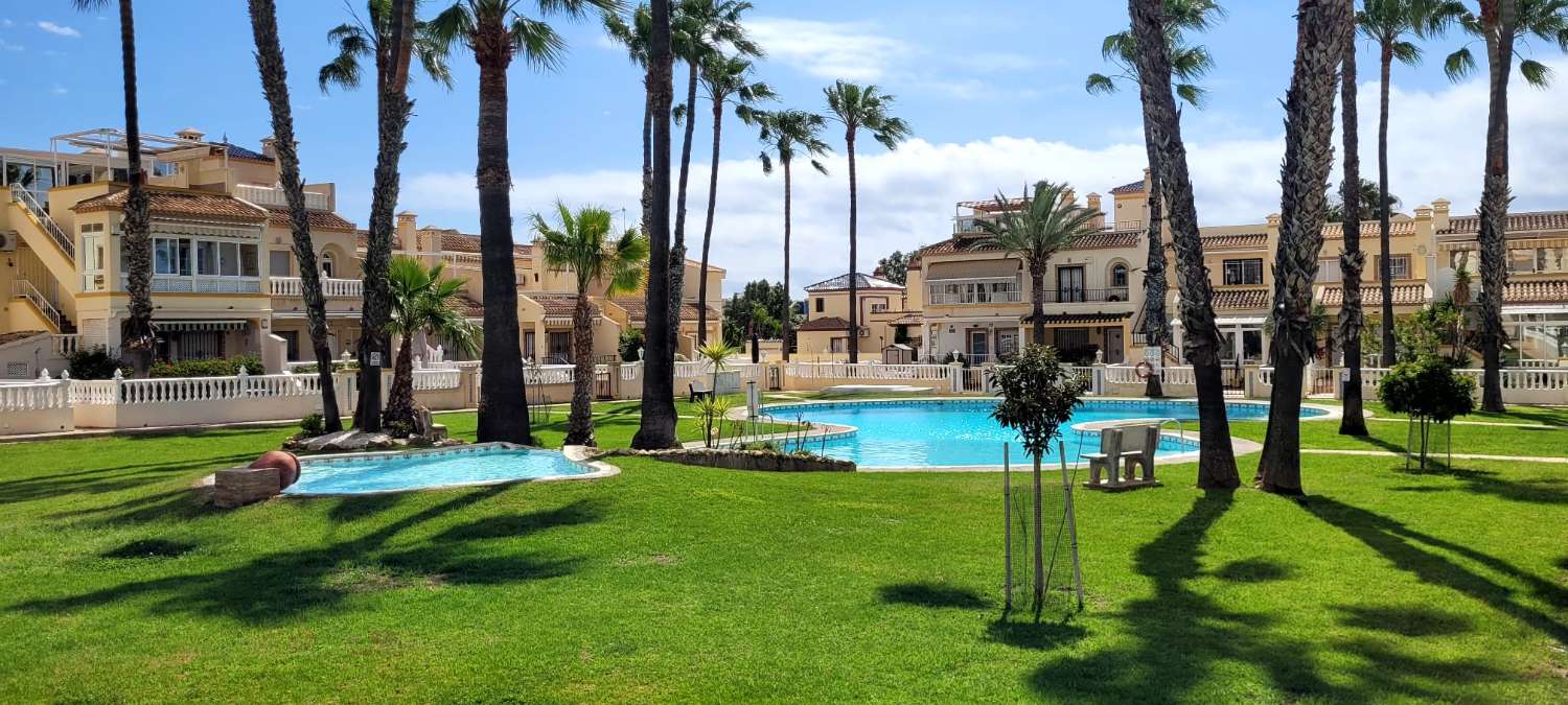 Fantástico bungalow en planta baja ubicado en una de las zonas residenciales más demandadas de Playa Flamenca.