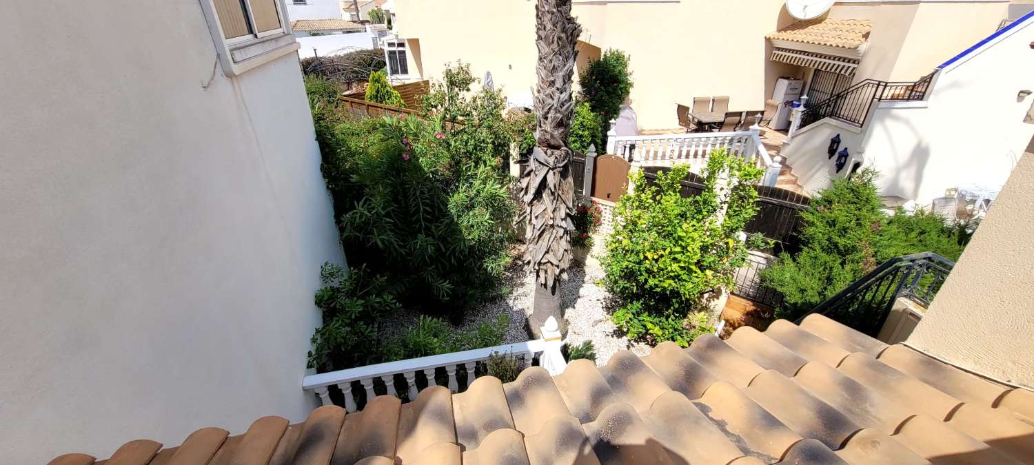 Fantástico bungalow en planta baja ubicado en una de las zonas residenciales más demandadas de Playa Flamenca.
