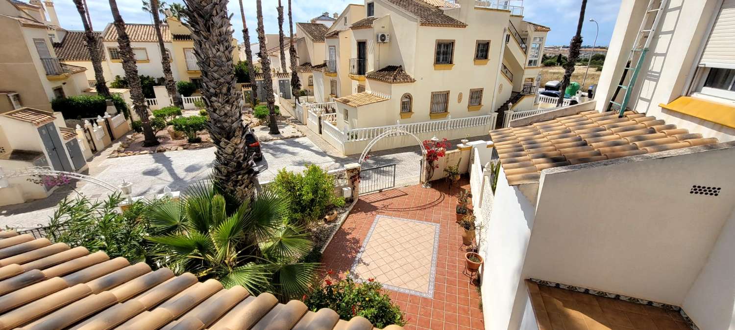 Fantástico bungalow en planta baja ubicado en una de las zonas residenciales más demandadas de Playa Flamenca.