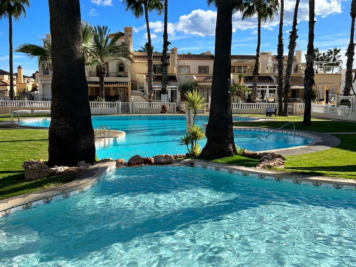 Fantástico bungalow en planta baja ubicado en una de las zonas residenciales más demandadas de Playa Flamenca.
