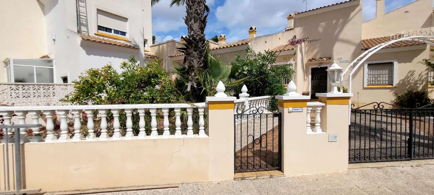 Fantástico bungalow en planta baja ubicado en una de las zonas residenciales más demandadas de Playa Flamenca.