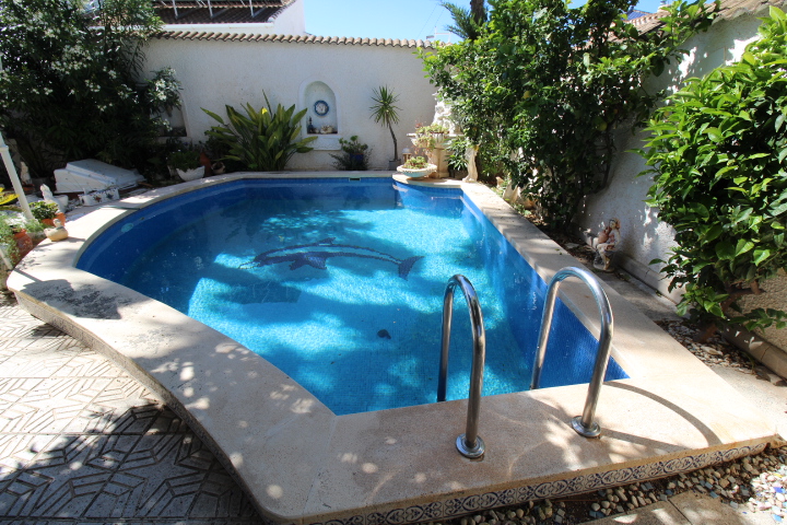 Chalet independiente a reformar en excelente ubicación en Urb Mil Palmeras