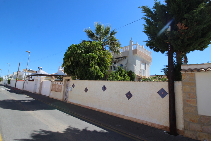 Chalet independiente a reformar en excelente ubicación en Urb Mil Palmeras