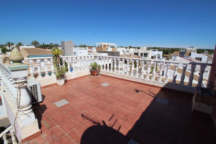 Chalet independiente a reformar en excelente ubicación en Urb Mil Palmeras