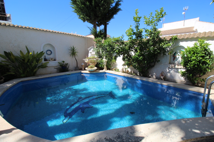 Chalet independiente a reformar en excelente ubicación en Urb Mil Palmeras