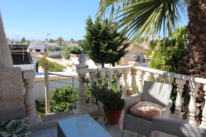 Chalet independiente a reformar en excelente ubicación en Urb Mil Palmeras