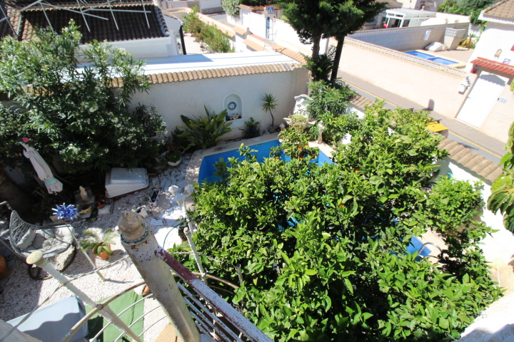 Chalet independiente a reformar en excelente ubicación en Urb Mil Palmeras