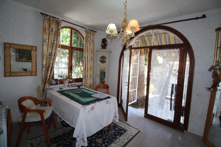 Chalet independiente a reformar en excelente ubicación en Urb Mil Palmeras