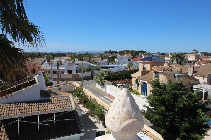 Chalet independiente a reformar en excelente ubicación en Urb Mil Palmeras