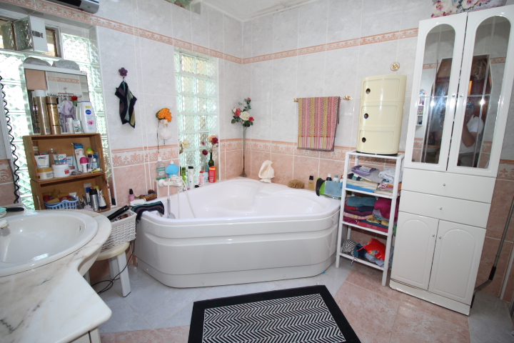 Chalet independiente a reformar en excelente ubicación en Urb Mil Palmeras