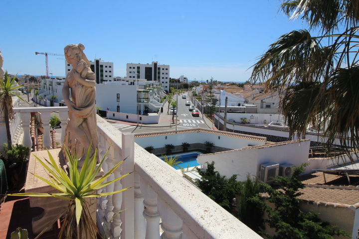 Chalet independiente a reformar en excelente ubicación en Urb Mil Palmeras
