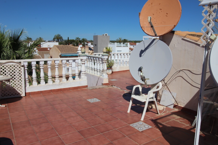 Chalet independiente a reformar en excelente ubicación en Urb Mil Palmeras