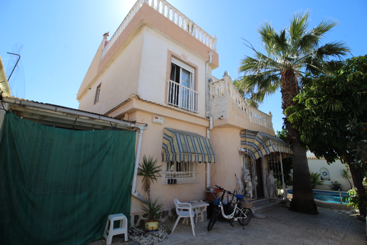 Chalet independiente a reformar en excelente ubicación en Urb Mil Palmeras