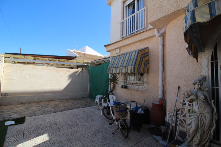 Chalet independiente a reformar en excelente ubicación en Urb Mil Palmeras