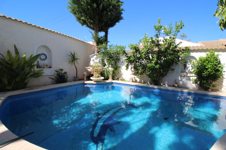 Chalet independiente a reformar en excelente ubicación en Urb Mil Palmeras