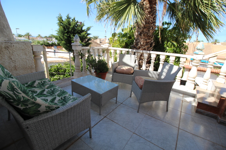 Chalet independiente a reformar en excelente ubicación en Urb Mil Palmeras