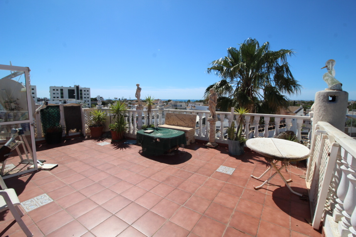 Chalet independiente a reformar en excelente ubicación en Urb Mil Palmeras