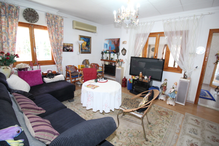 Chalet independiente a reformar en excelente ubicación en Urb Mil Palmeras