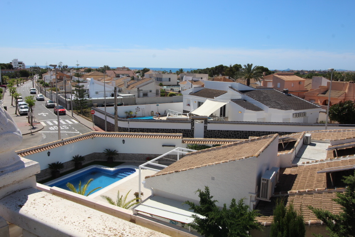 Chalet independiente a reformar en excelente ubicación en Urb Mil Palmeras