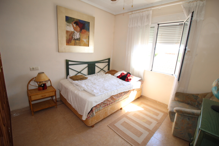 Chalet independiente a reformar en excelente ubicación en Urb Mil Palmeras