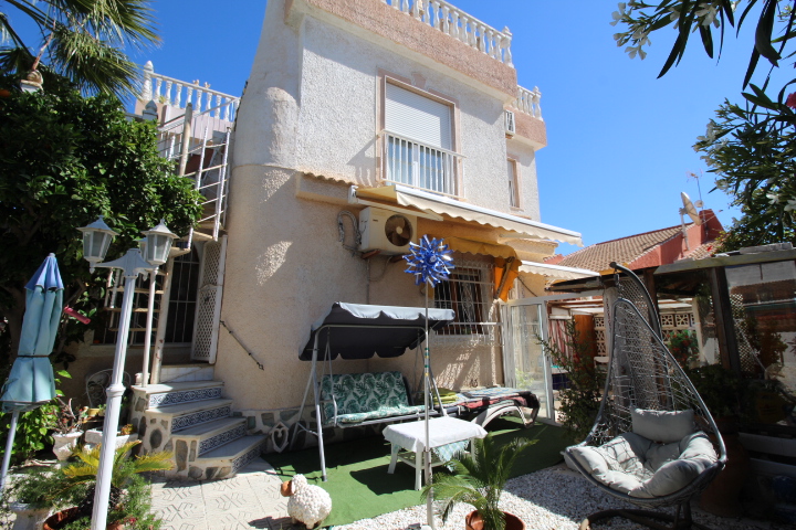 Chalet independiente a reformar en excelente ubicación en Urb Mil Palmeras
