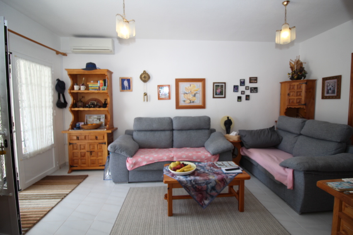 Bungalow en Las Filipinas – Villamartín con orientación sur y solárium privado