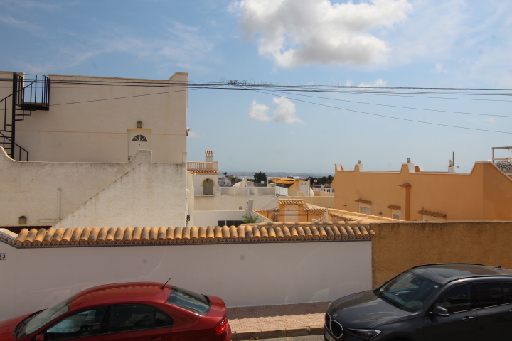 Bungalow en Las Filipinas – Villamartín con orientación sur y solárium privado