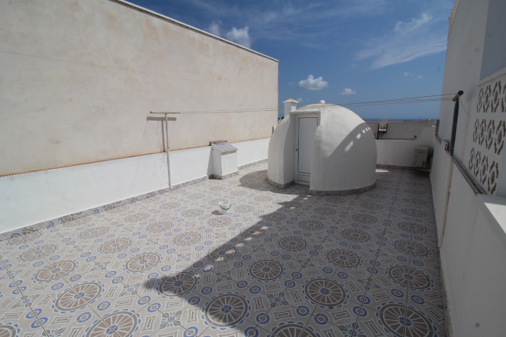 Bungalow en Las Filipinas – Villamartín con orientación sur y solárium privado