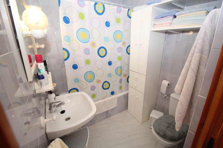 Bungalow en Las Filipinas – Villamartín con orientación sur y solárium privado