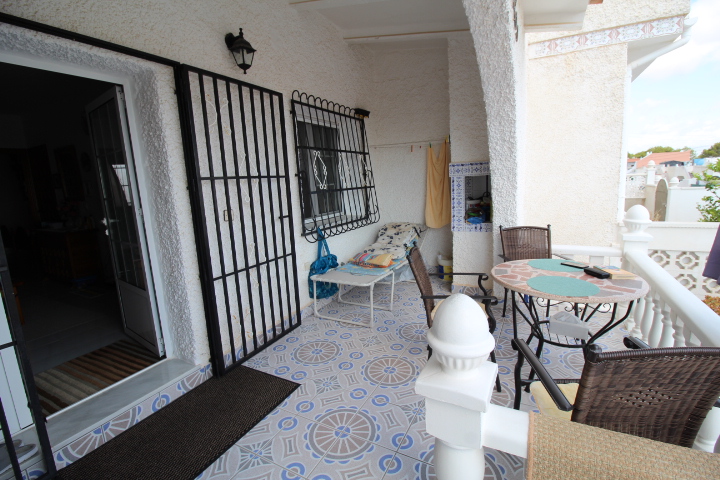 Bungalow en Las Filipinas – Villamartín con orientación sur y solárium privado