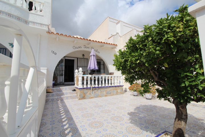 Bungalow en Las Filipinas – Villamartín con orientación sur y solárium privado